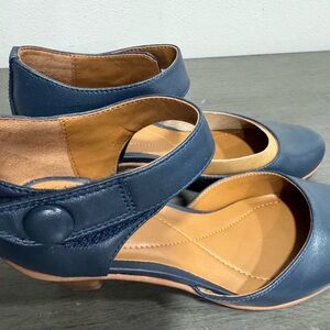 Easy Spirit Blue Heels with Comfort Features